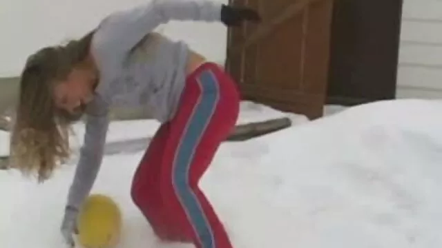 Chcą wyjść na balkon, ale dwie dziewczyny stawiają go na ogniu filmiki erotyczne amatorskie i surowo karzą.