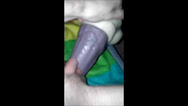 Faceci wiążą ją, a potem amatorskie filmy porno darmowe się masturbują.