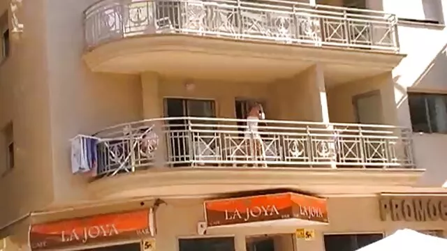 Na ruchliwej ulicy piszę ubrania, przebieram się amatorski film erotyczny w ogrodzie.