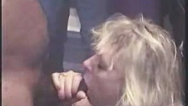 Laura to pomysł znalezienia mężczyzny, który chce zrobić jej wielką niespodziankę, amatorskie darmowe filmy spójrz na to.