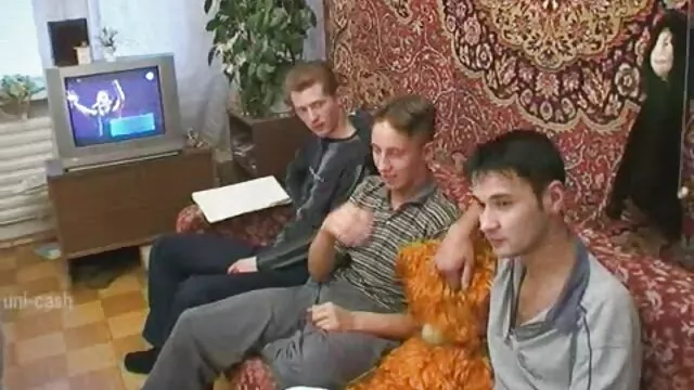 Dziewczyna gra na ringu, lub darmowy sex amatorski dziewczyny, facet przyszedł, aby dać jej język