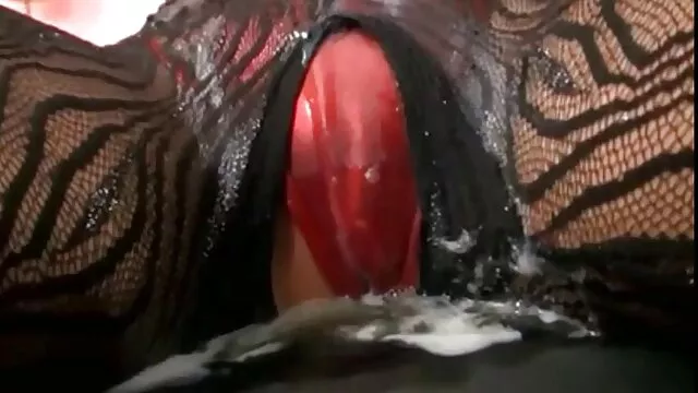 W ogrodzie, na darmowe prywatne filmy erotyczne trawie w ustach, potrząsając twarzą