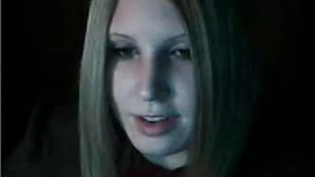 Delikatna dziewczyna sex amatorski online stoi na toalecie