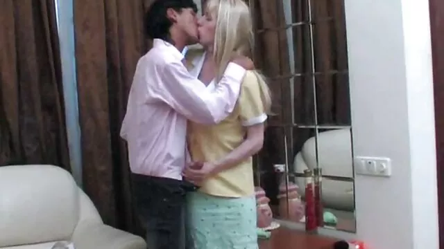 Creef świeci swoją cipką w kawiarni darmowe sex filmy amatorskie