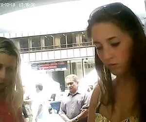 Pasażer i jego kolega zostali porwani darmowe amatorskie filmy w pobliskim lesie.