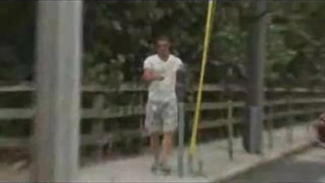 Dwie amatorskie filmy erotyczne darmowe dziewczyny dały facetowi nago i widzą z nim kaczki.